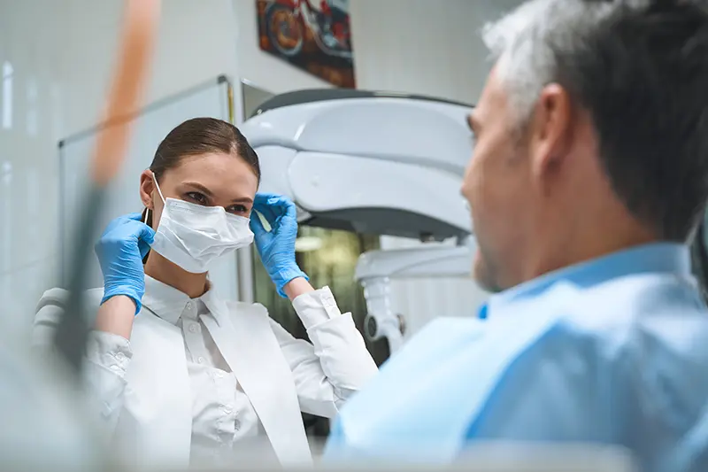 植牙的術後與保養 2 cheerful dentist seeing patient in office stock ph P59RRJ2