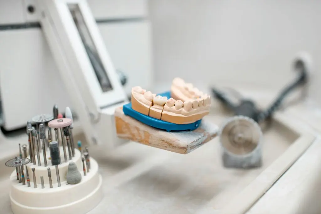 全瓷冠 2 dental technician working place at the laboratory 2021 09 01 14 49 26 utc c